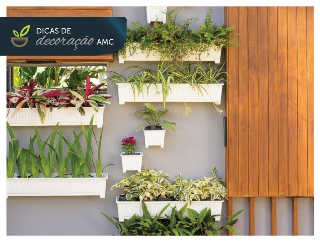 Quer deixar sua sacada bonita e com um toque de natureza? Os jardins verticais podem te ajudar